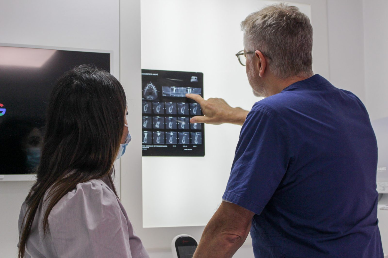 Análisis de tomografía junto al equipo profesional