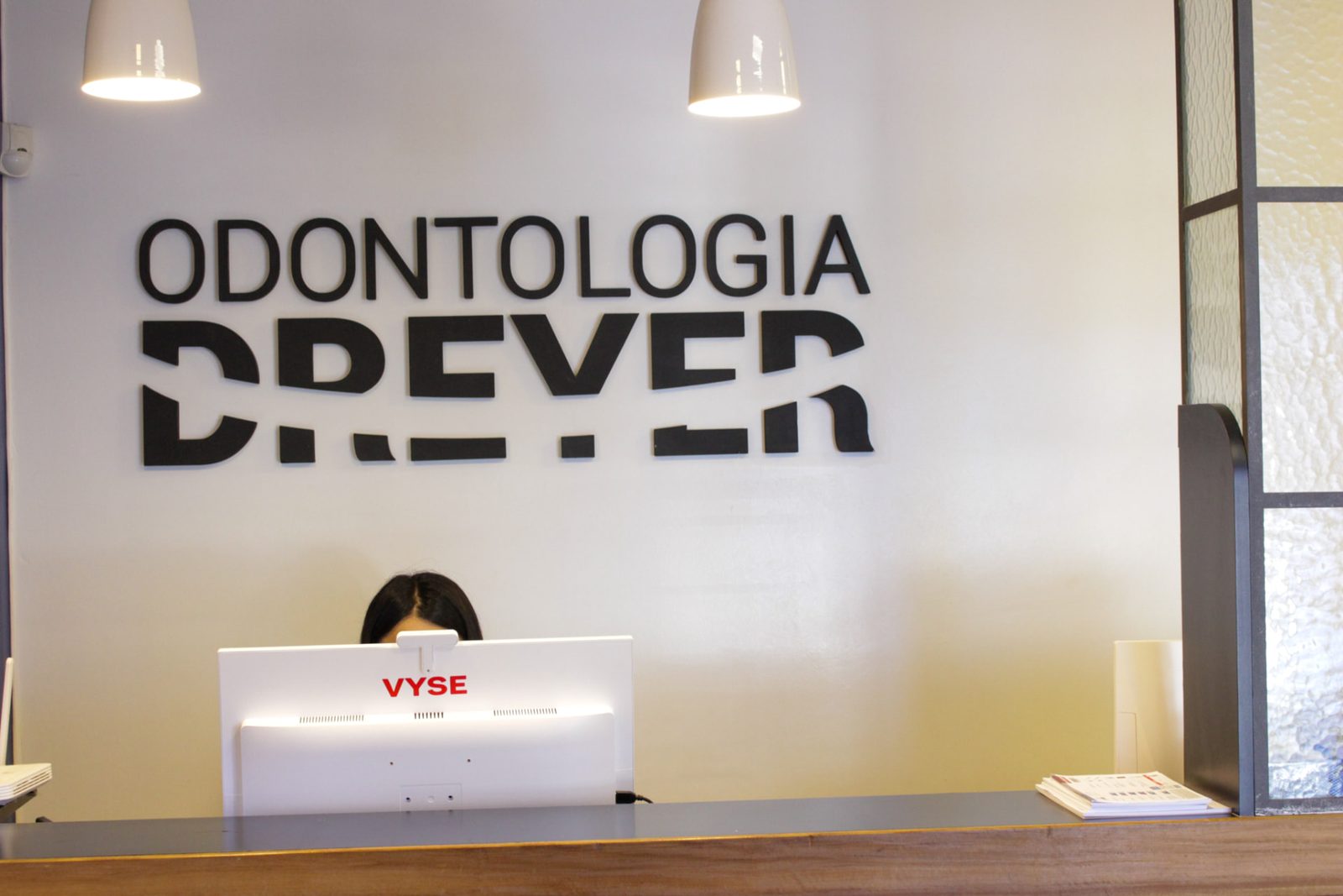 Recepción con el logo de Odontología Dreyer