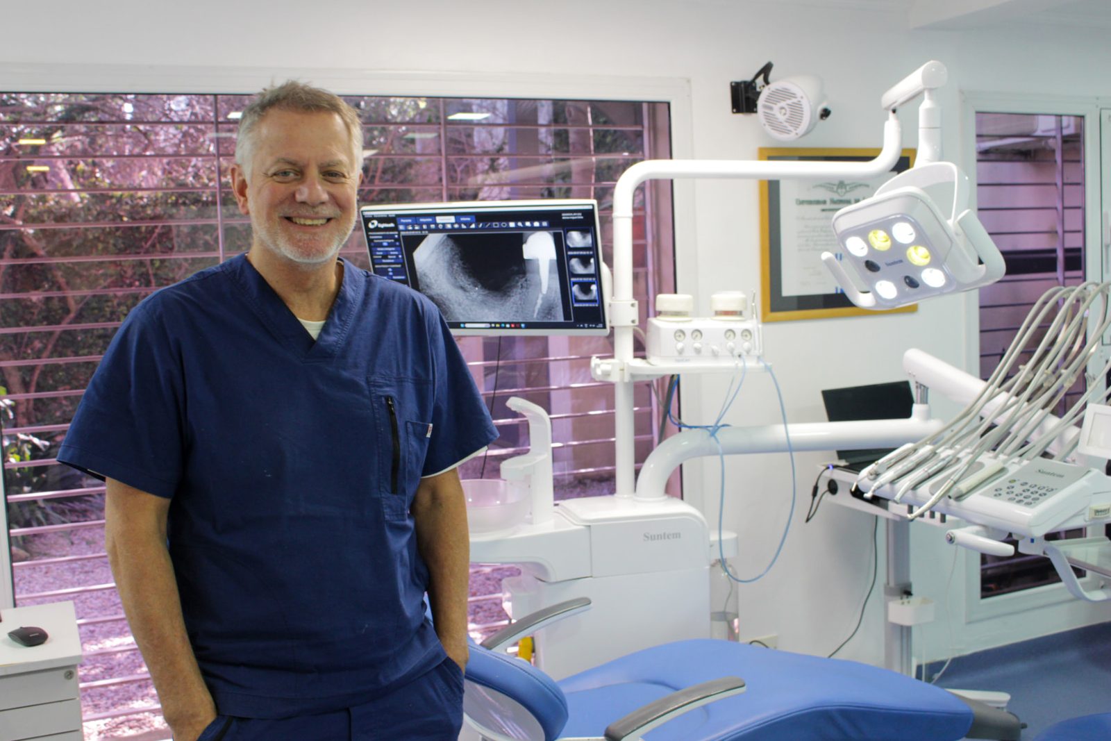 Dr. Cristian Dreyer en el consultorio