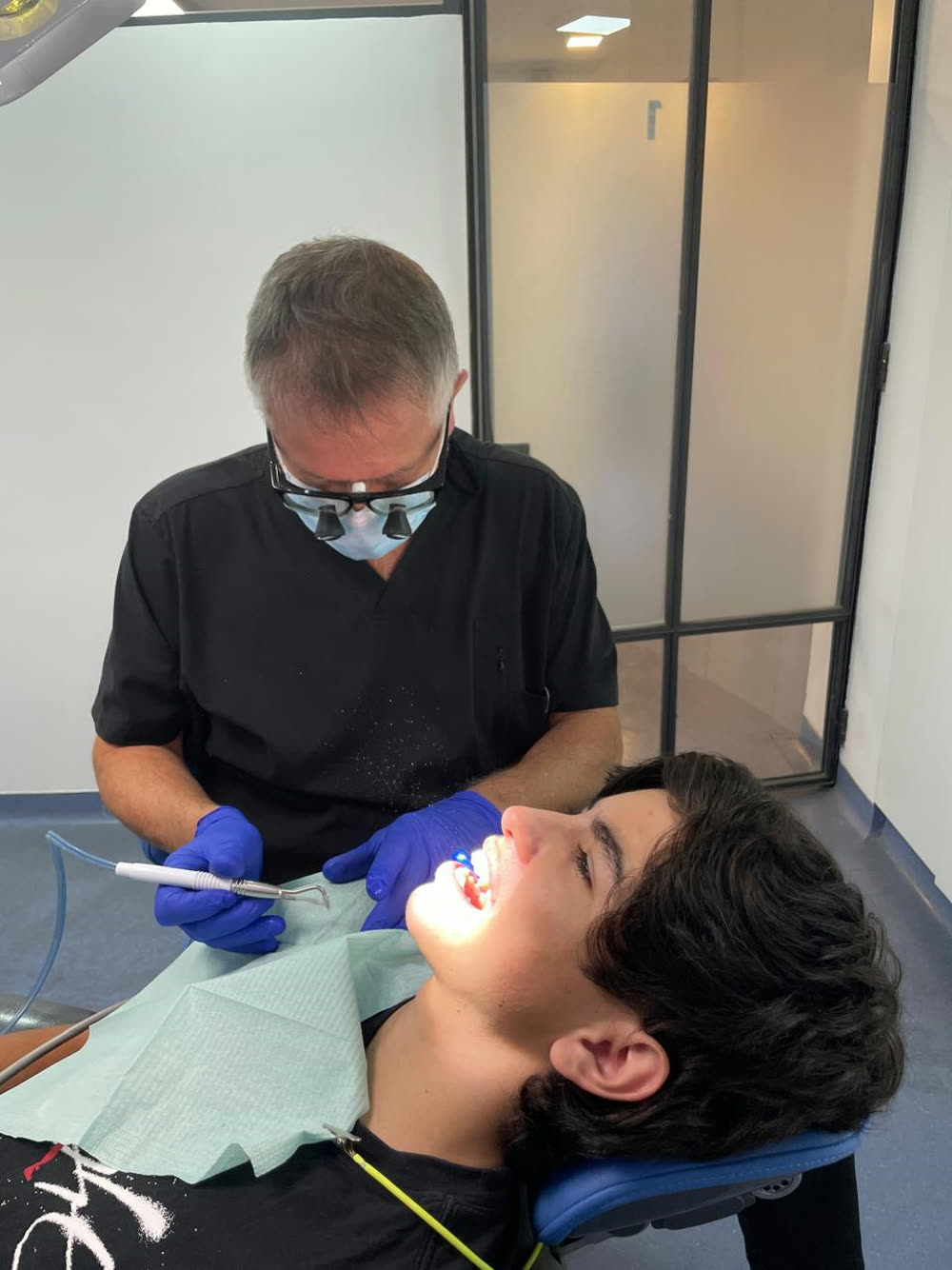 Dr. Cristian Dreyer atendiendo a un paciente en el consultorio
