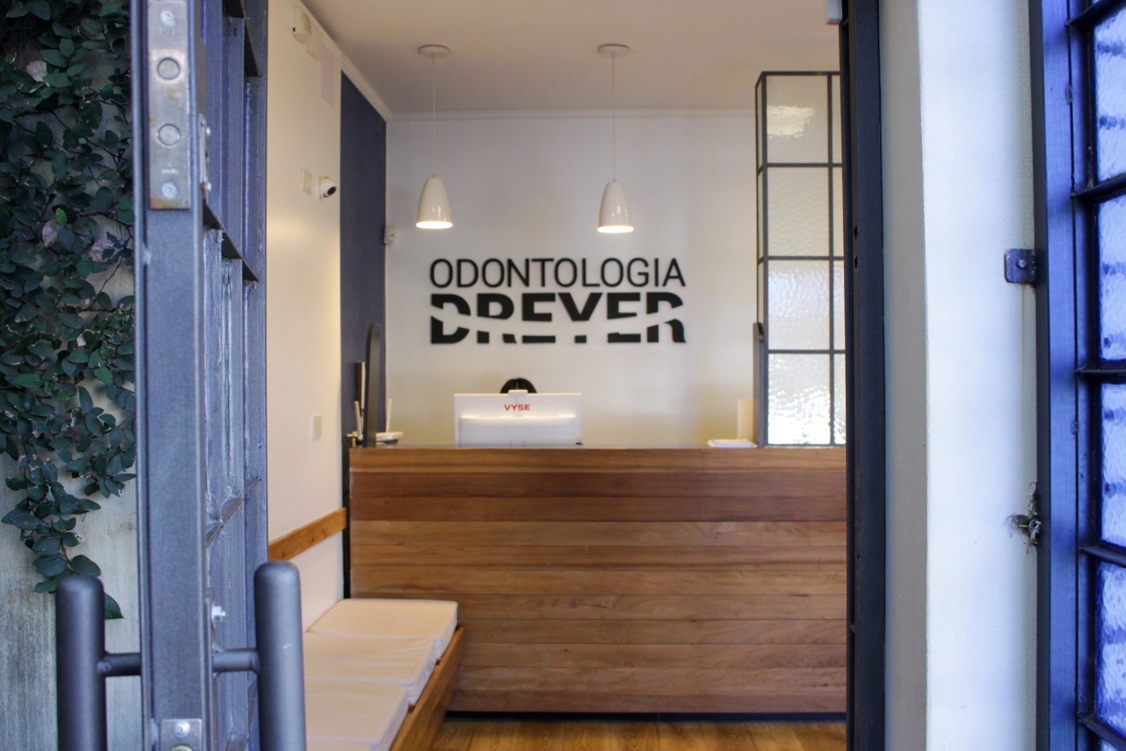 Entrada y recepción de Odontología Dreyer